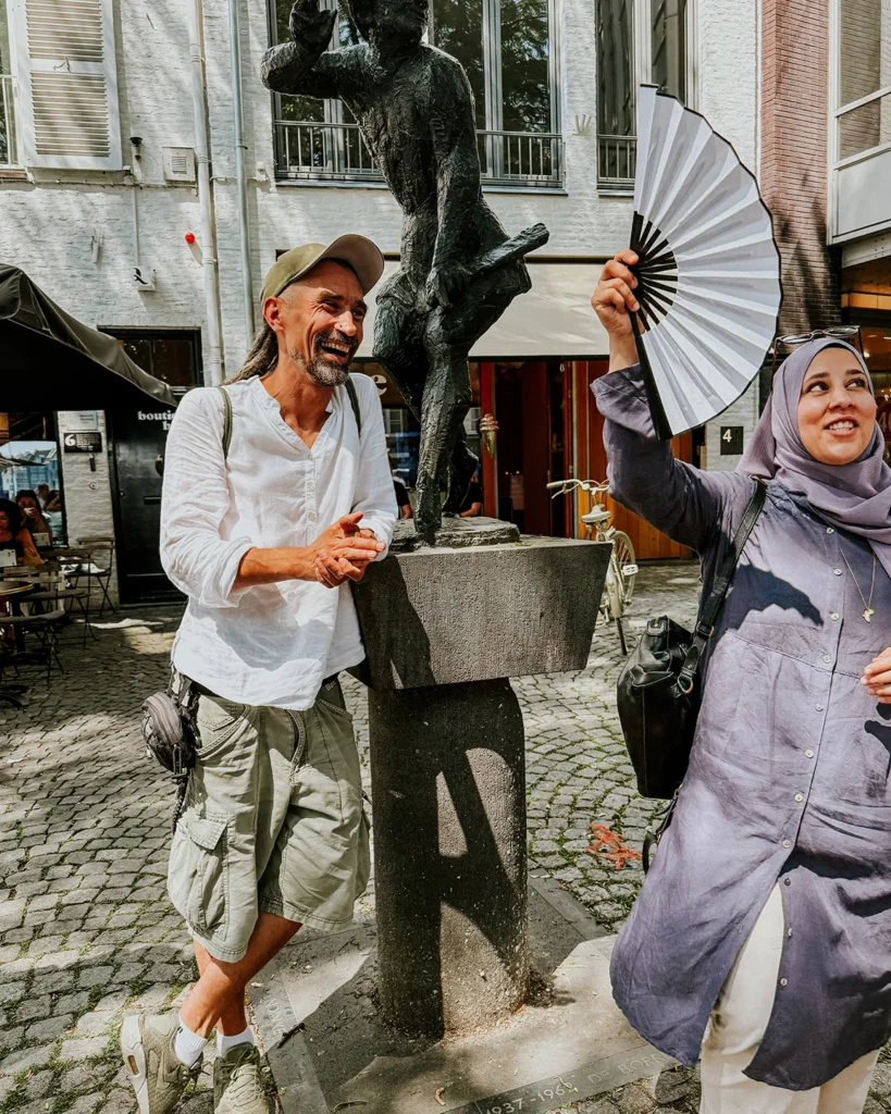 Mitarbeitende des SkF Alsdorf lachen beim Betriebsausflug in Maastricht