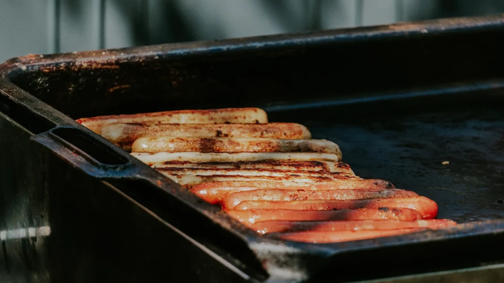 Würstchen liegen auf dem Grill