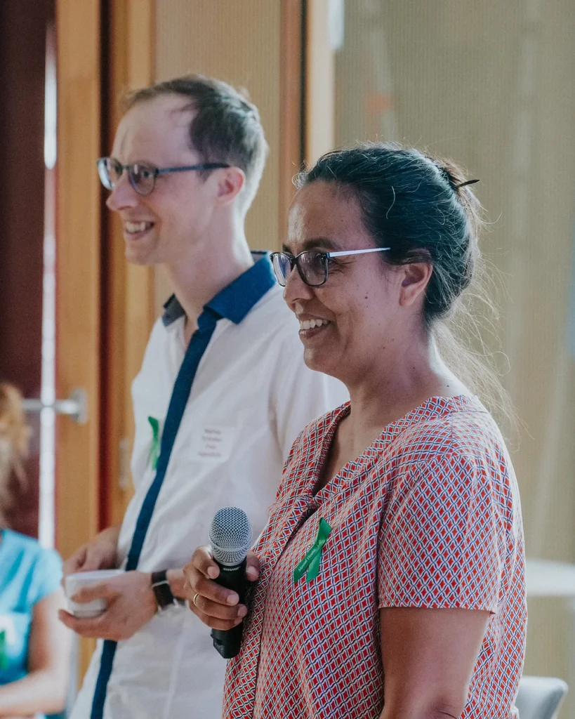 Feuervogel (Caritas Aachen) und Akisia (Kinderschutzbund Aachen) sprechen auf dem Fachtag zu psychisch erkrankten Eltern