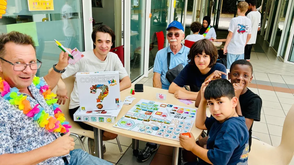 Kinder spielen das Spiel des Jahres "Concept Kids" beim Sommerfest in Alsdorf