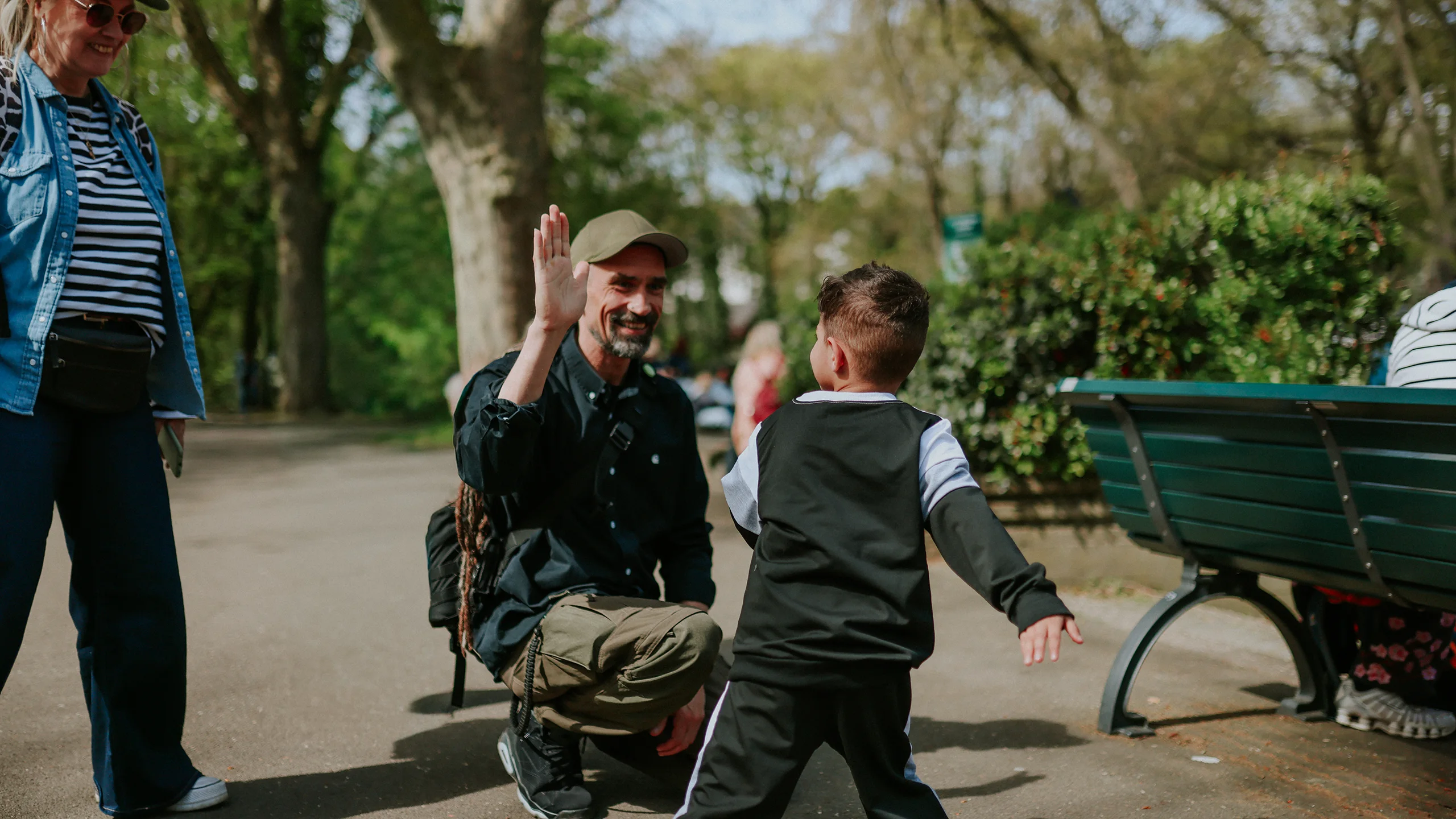 High Five - ein kleiner Junge gibt einem Mitarbeiter der Familienhilfe ein high five