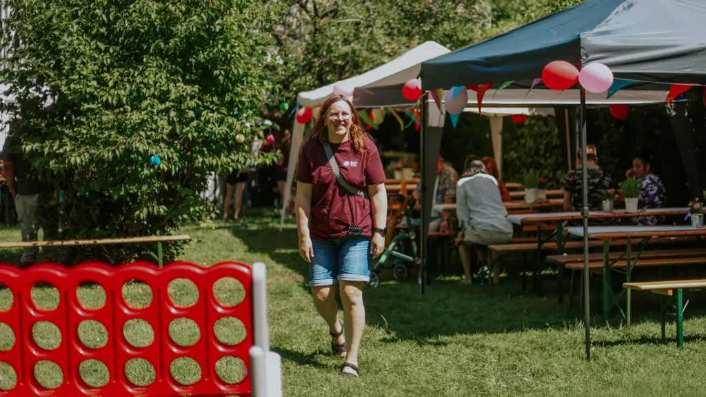 Iris Rost, Leiterin des Betreuten Wohnen des SkF Alsdorf, hat Spaß beim Sommerfest