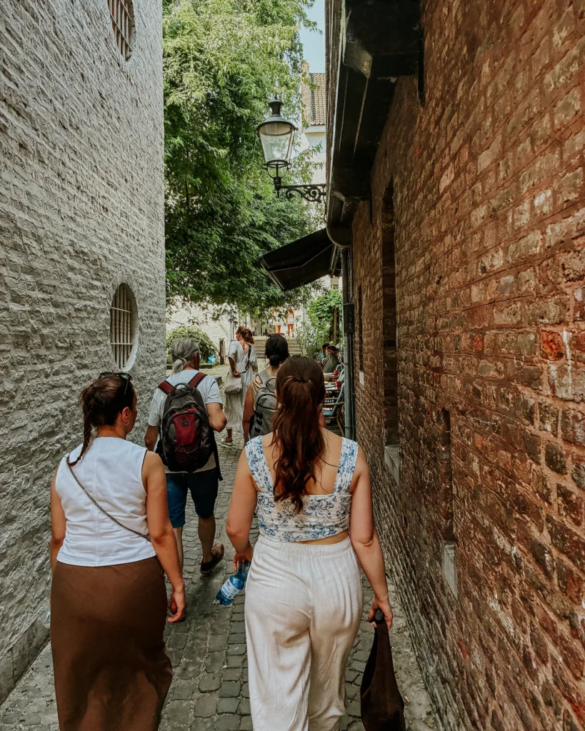 Frauen schlendern durch die Gassen bei einer Stadtführung in Maastricht