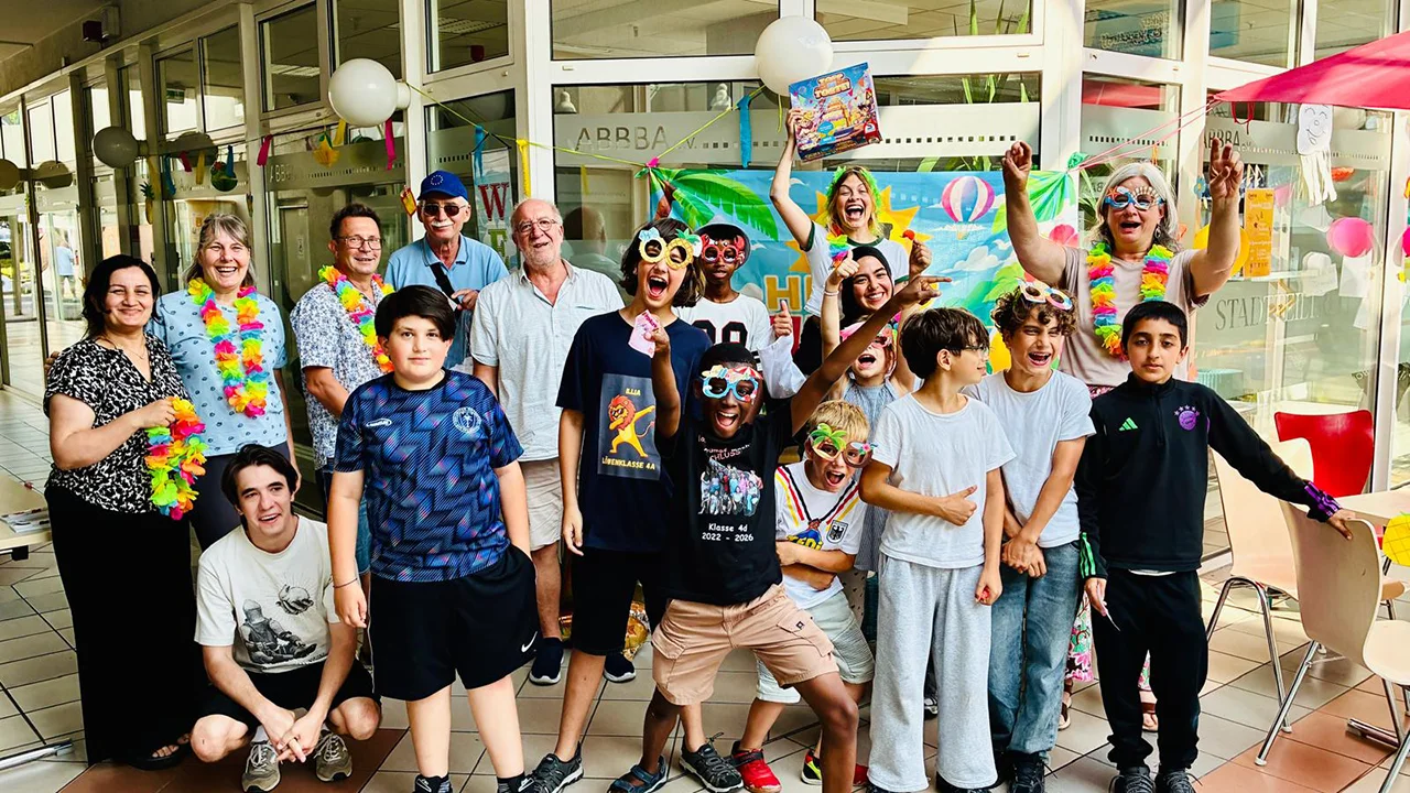 Die Kinder, Ehrenamtler:innen und Pat:innen freuen sich über das Sommerfest in Alsdorf