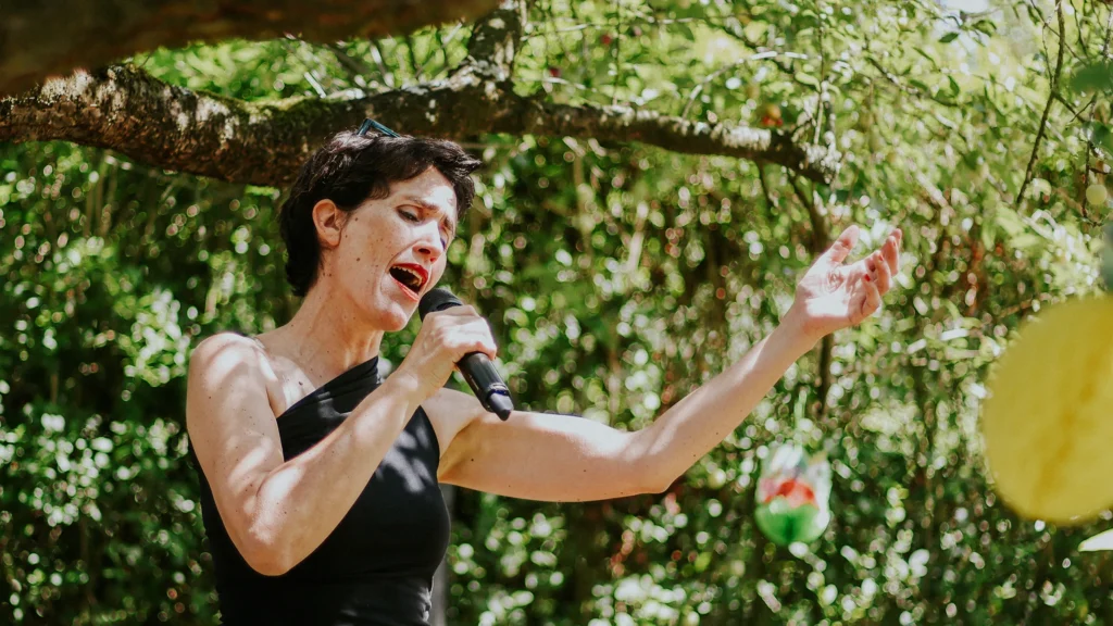 Tanja Raich singt emotional beim SkF Alsdorf Sommerfest