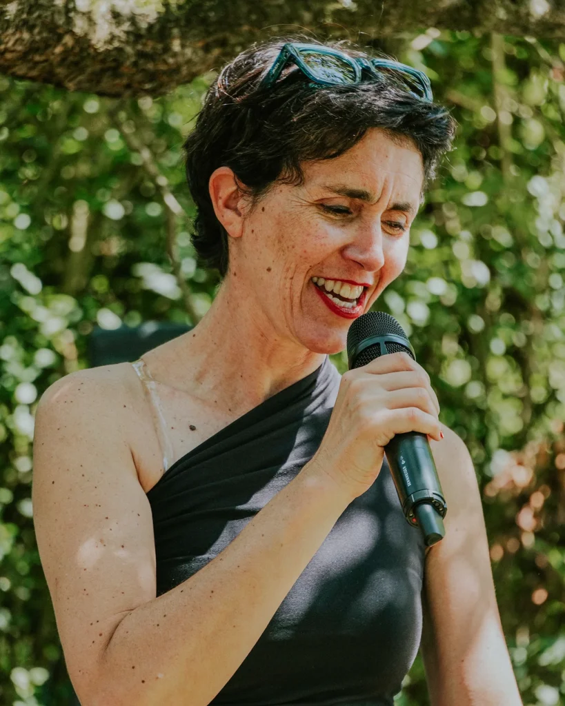 Die Sängerin Tanja Raich verbreitet gute Stimmung beim Sommerfest des SkF Alsdorf