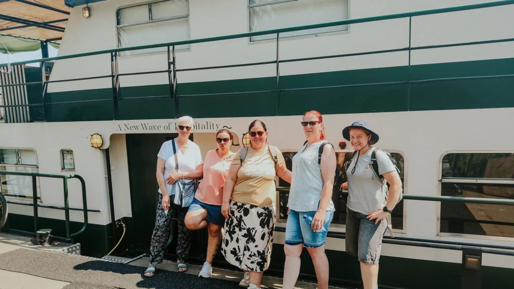 Team Schulbegleitung vor einem Schiff in Maastricht