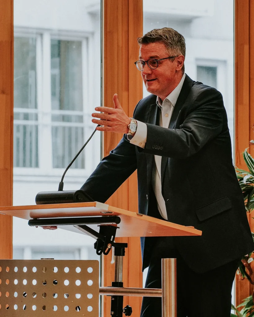 Der Städtregionsrat von Aachen Tim Grüttemeier spricht beim Fachtag zu Eltern mit psychischer Erkrankung