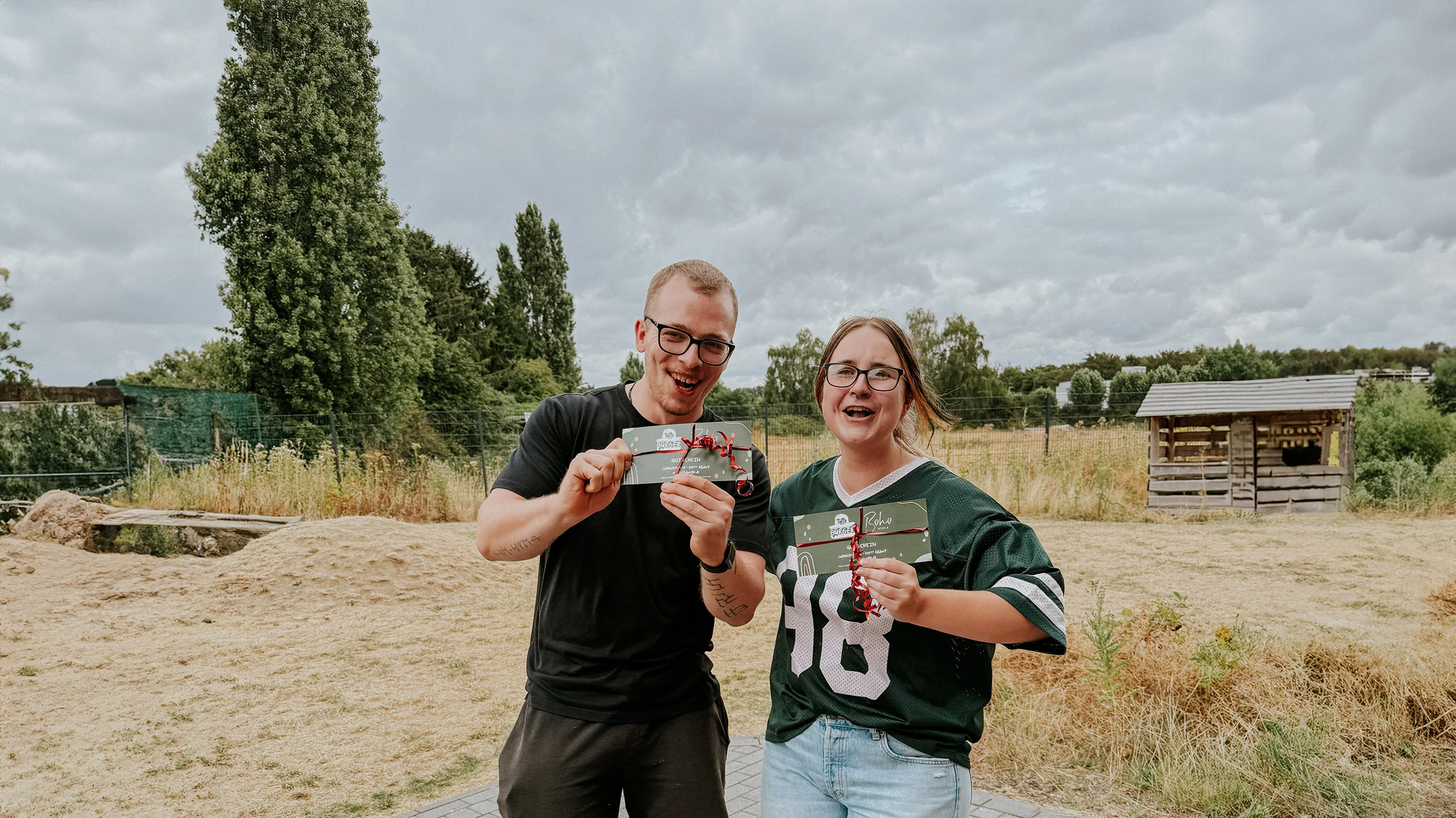 Tim und Vanessa freuen sich über die Don Kebab Gutscheine, die sie beim WM-Tippspiel gewonnen haben
