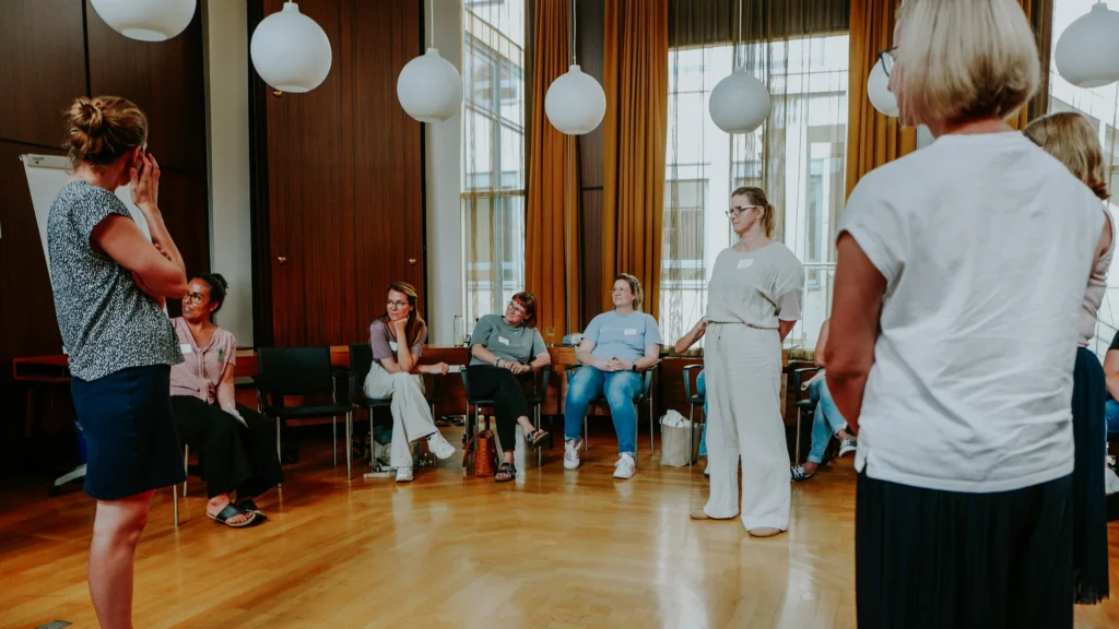 Eine Frau hält einen Workshop zu psychisch kranken Eltern
