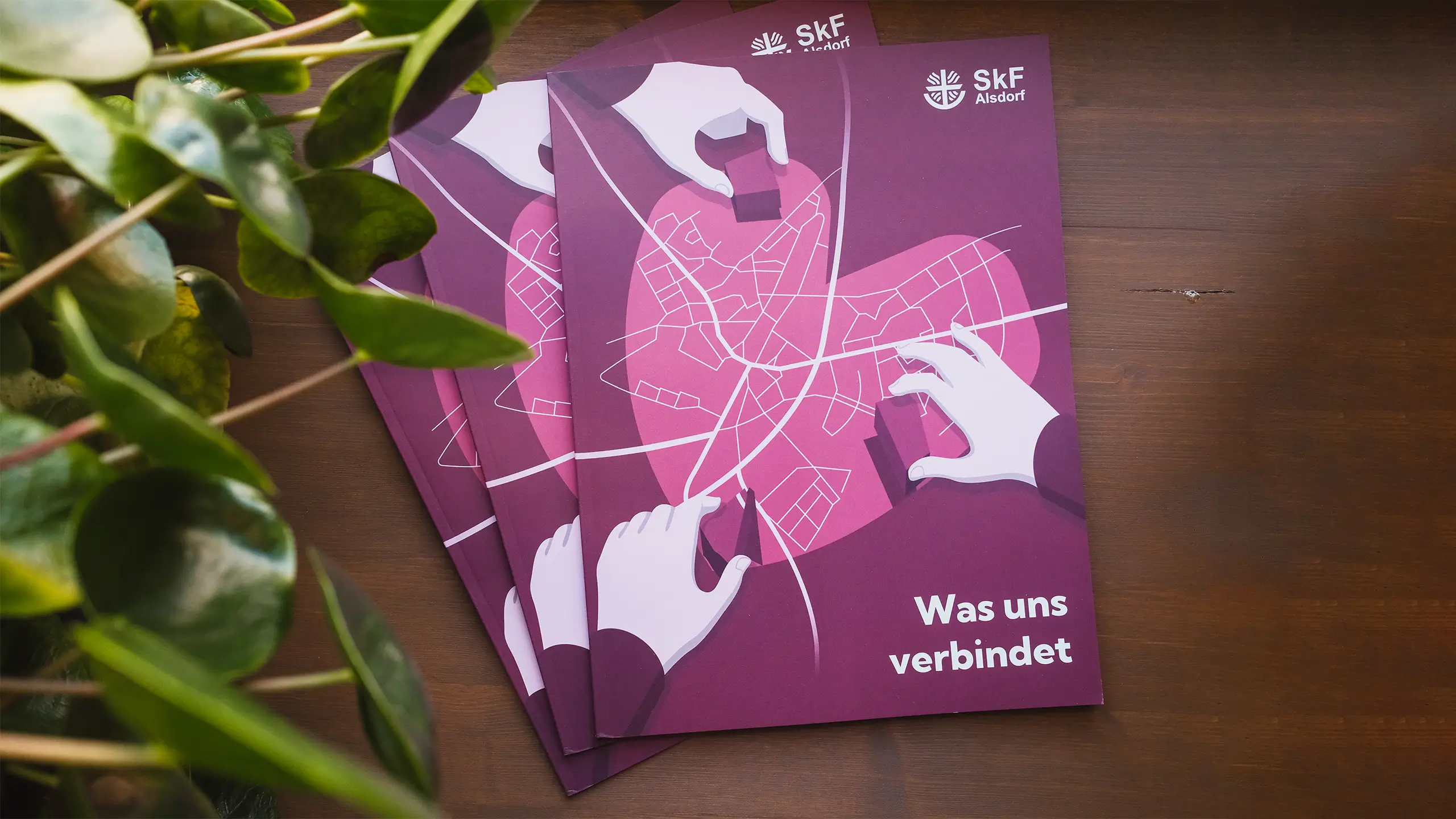 Magazine des SkF Alsdorf liegen auf einem Tisch mit dem Titel "Was uns verbindet"